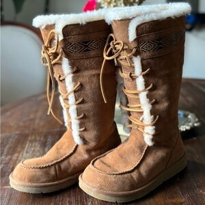 UGG Tularosa Chestnut Suede and Shearling Lace-up Boots. BNWOT Size 8
